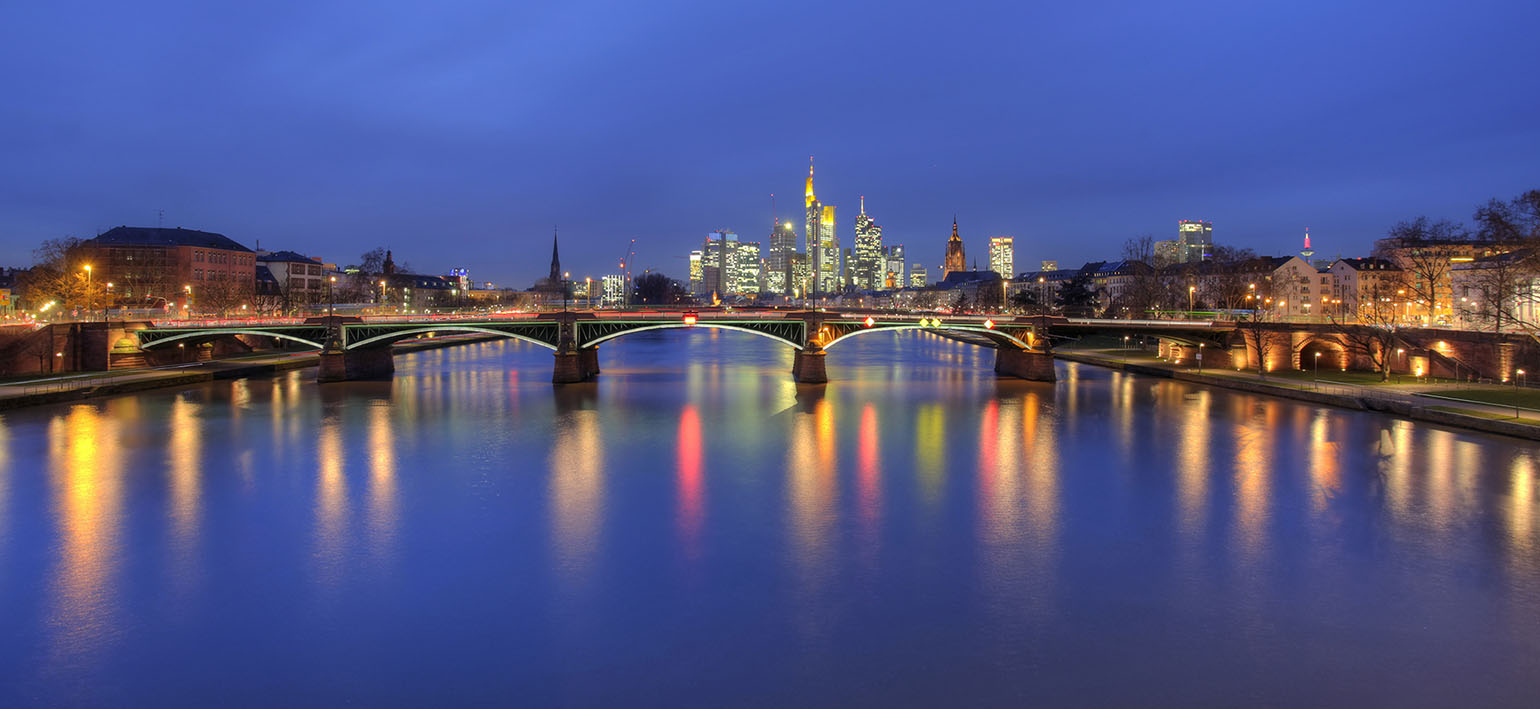 Skyline Frankfurt mit Ignatz-Bubis-Brücke Golf Trainer