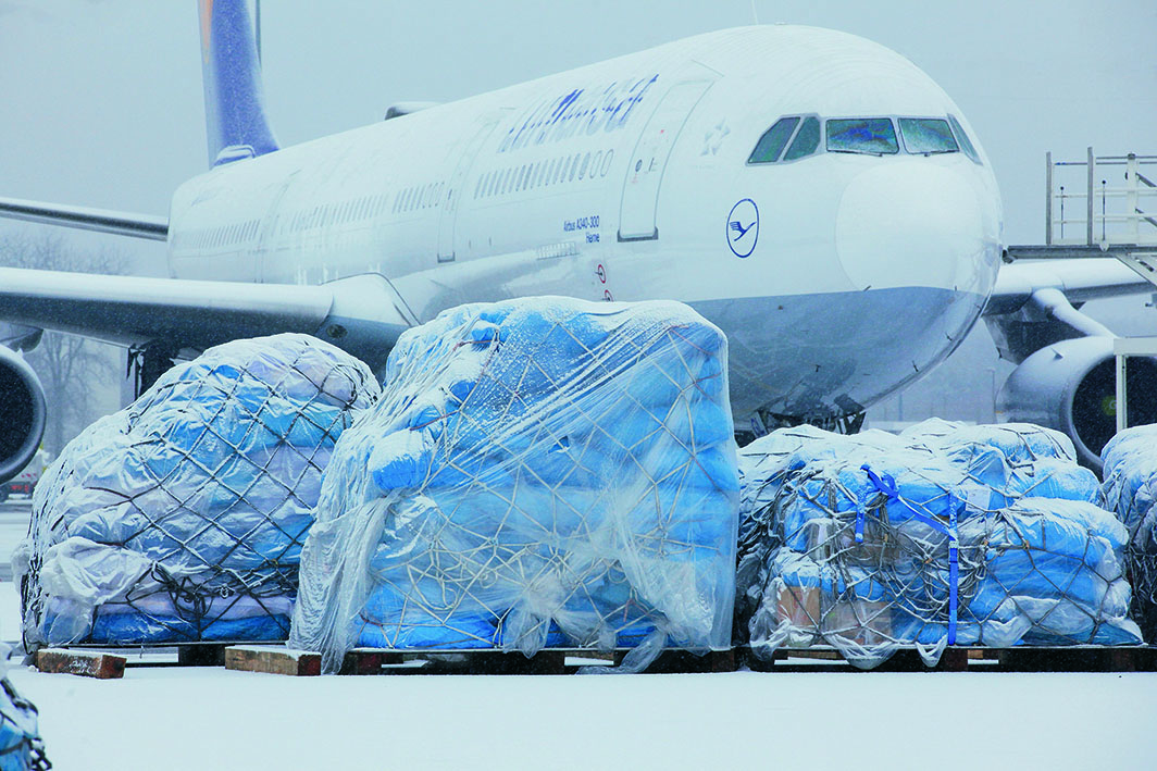 Winter auf FRA Wintereinbruch Flughafen